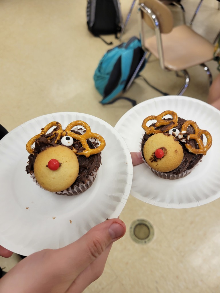 cupcakes turned into two reindeer