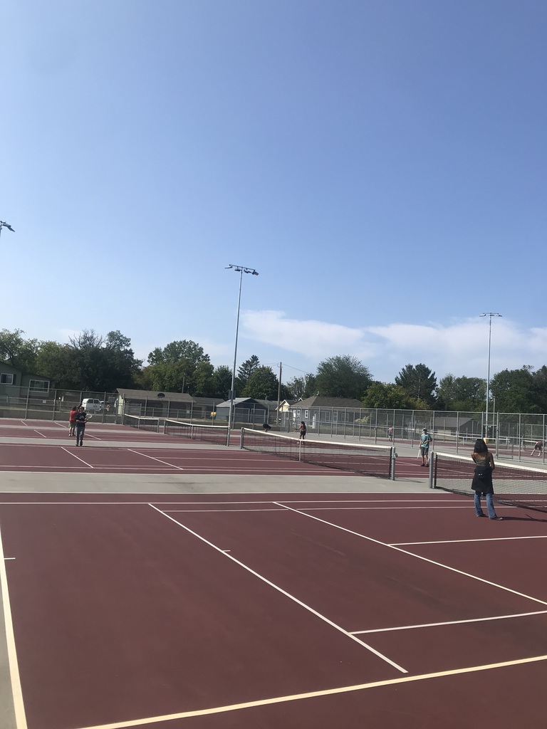 students on the tennis courts