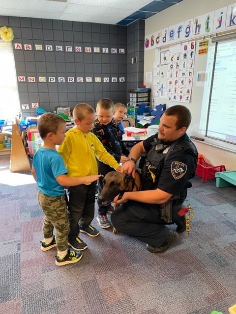 students with Ragnar k-9