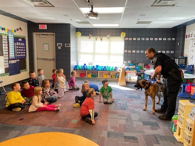 Students meeting officer and his k-9
