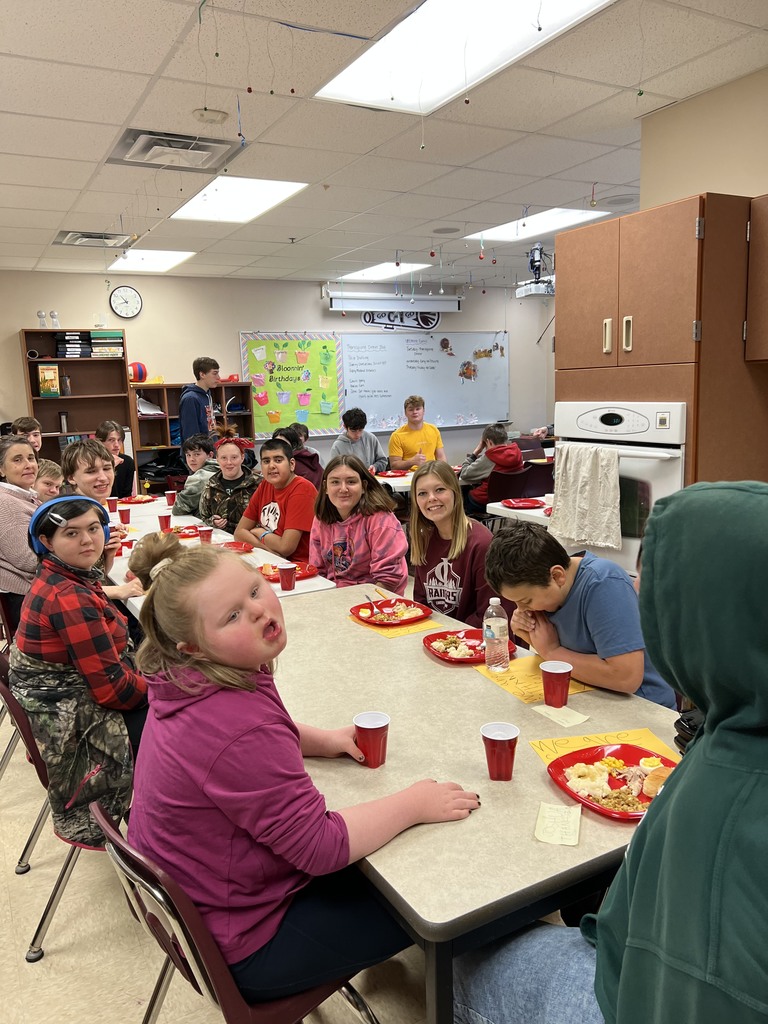 students eating thanksgiving dinner